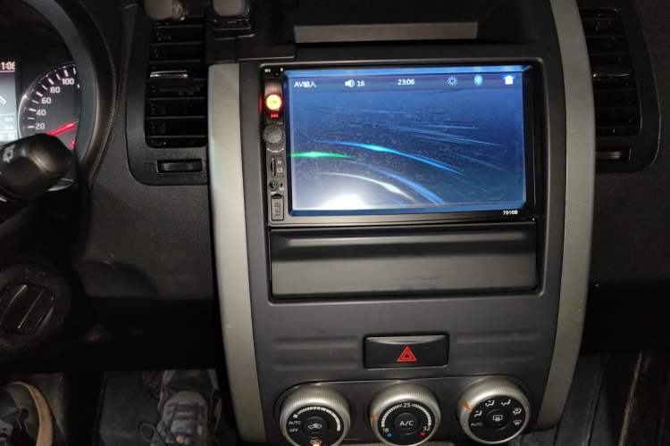 Used Nissan X-Trail 2012 2.5L CVT Luxury Edition 4WD Audio And AC Panel