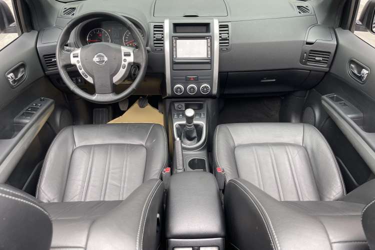 Used Nissan X-Trail 2012 2.5L Manual Luxury Edition 4WD Center Console