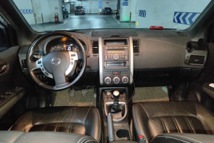 Used Nissan X-Trail 2012 2.5L Manual Luxury Edition 4WD Center Console