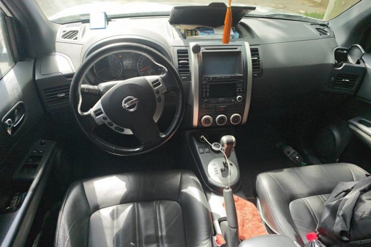 Used Nissan X-Trail 2012 2.5L CVT Luxury Edition 4WD Center Console