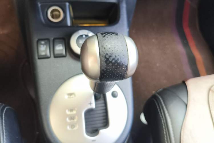 Used Nissan X-Trail 2012 2.5L CVT Luxury Edition 4WD Gear Lever