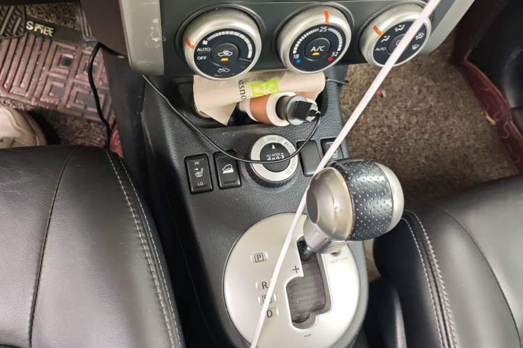 Used Nissan X-Trail 2012 2.5L CVT Luxury Edition 4WD Gear Lever