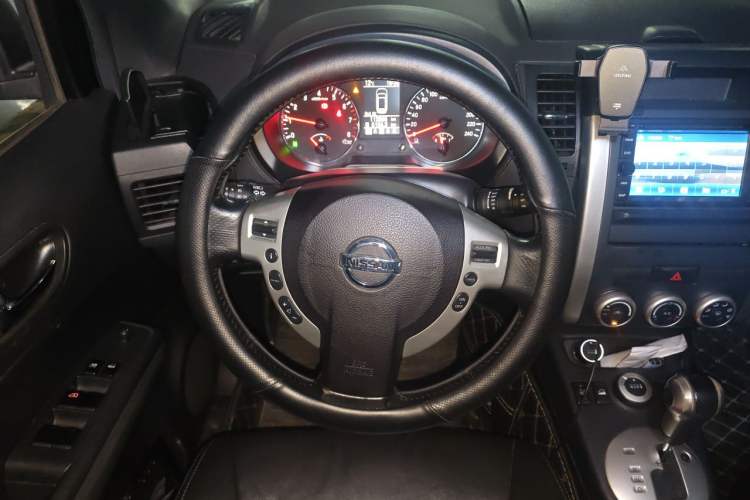 Used Nissan X-Trail 2012 2.5L CVT Luxury Edition 4WD Steering Wheel
