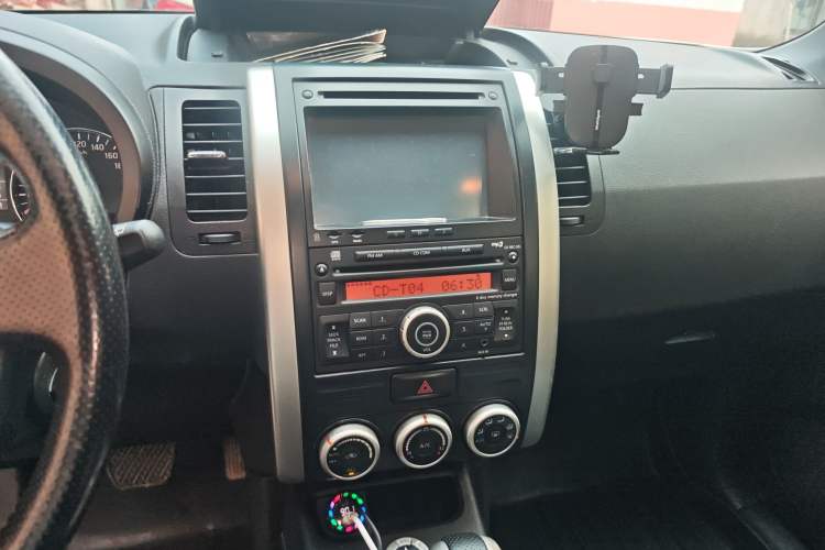 Used Nissan X-Trail 2012 2.5L CVT Luxury Edition 4WD Audio And AC Panel