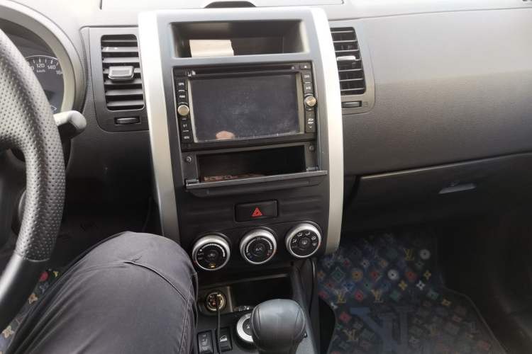 Used Nissan X-Trail 2012 2.5L CVT Luxury Edition 4WD Audio And AC Panel