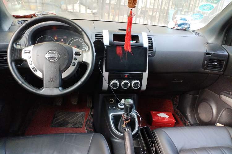 Used Nissan X-Trail 2012 2.5L Manual Luxury Edition 4WD Center Console