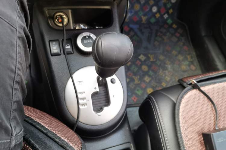 Used Nissan X-Trail 2012 2.5L CVT Luxury Edition 4WD Gear Lever