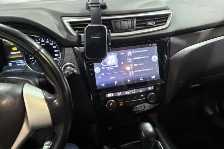 Used Nissan X-Trail 2014 2.0L CVT Comfort Edition 2WD Audio And AC Panel