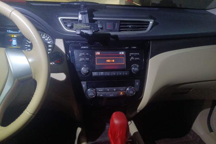 Used Nissan X-Trail 2014 2.0L CVT Comfort Edition 2WD Audio And AC Panel