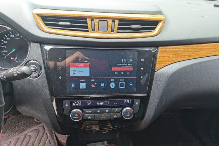 Used Nissan X-Trail 2014 2.0L CVT Comfort Edition 2WD Audio And AC Panel