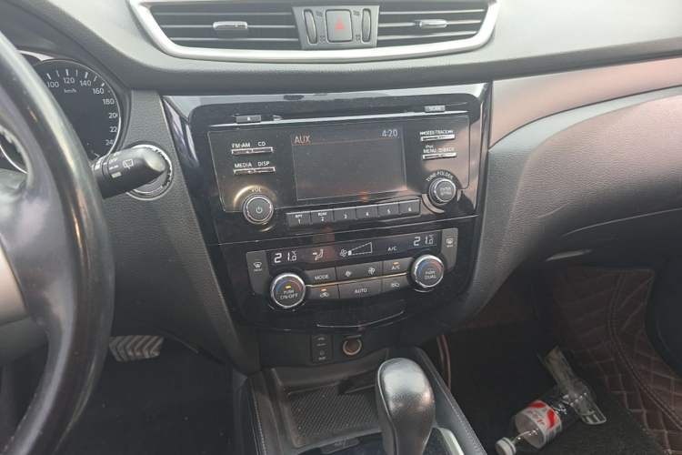 Used Nissan X-Trail 2014 2.0L CVT Comfort Edition 2WD Audio And AC Panel