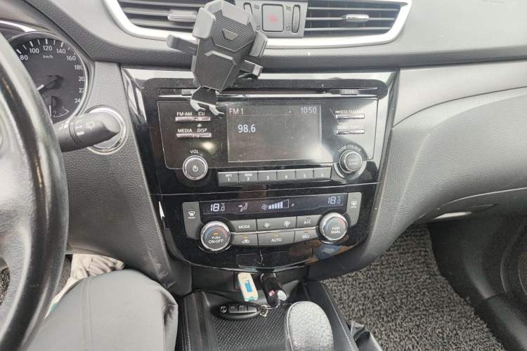 Used Nissan X-Trail 2014 2.0L CVT Comfort Edition 2WD Audio And AC Panel