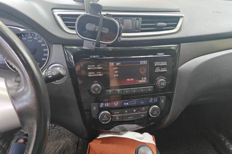 Used Nissan X-Trail 2014 2.0L CVT Comfort Edition 2WD Audio And AC Panel
