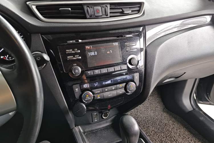 Used Nissan X-Trail 2014 2.5L CVT Luxury Edition 4WD Audio And AC Panel
