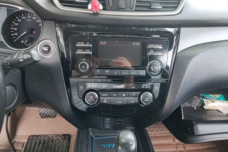 Used Nissan X-Trail 2014 2.0L CVT Comfort Edition 2WD Audio And AC Panel