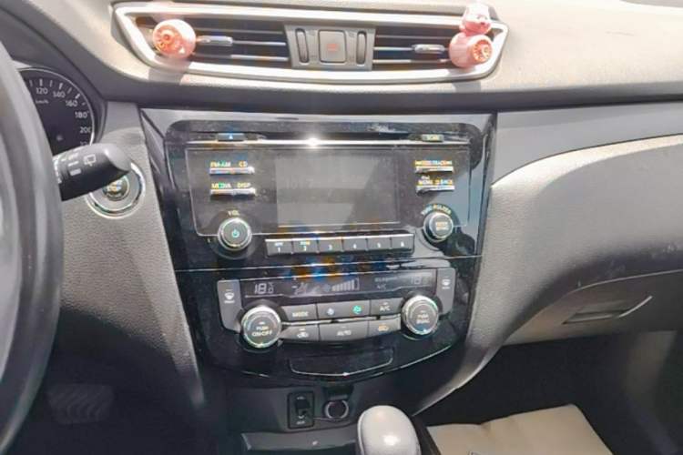 Used Nissan X-Trail 2014 2.0L CVT Comfort Edition 2WD Audio And AC Panel
