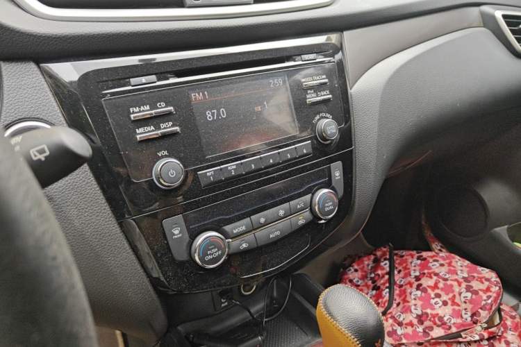 Used Nissan X-Trail 2014 2.0L CVT Comfort Edition 2WD Audio And AC Panel