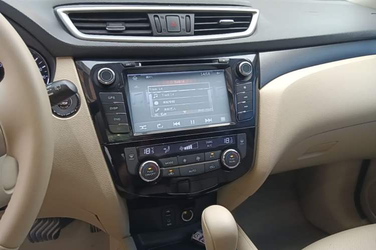Used Nissan X-Trail 2014 2.0L CVT Comfort Edition 2WD Audio And AC Panel