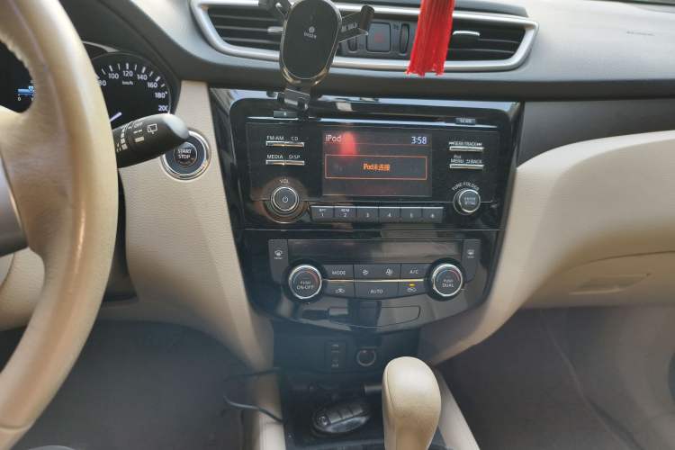 Used Nissan X-Trail 2014 2.0L CVT Comfort Edition 2WD Audio And AC Panel