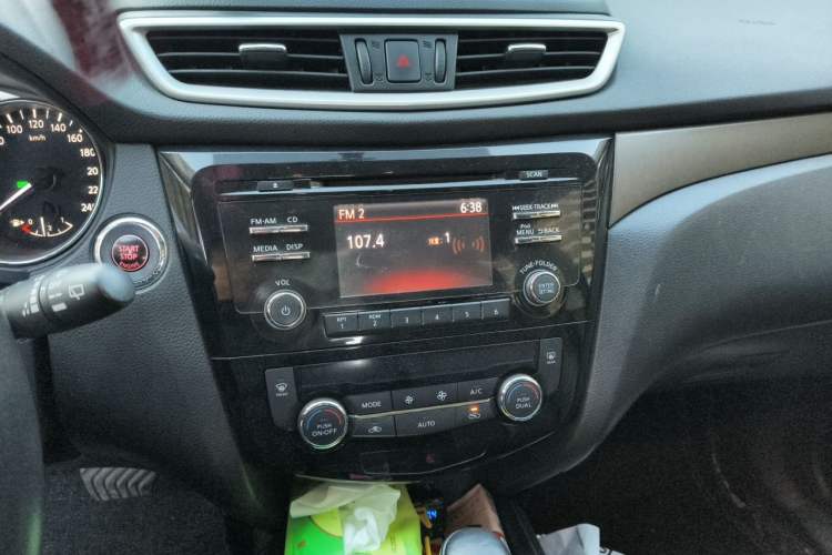 Used Nissan X-Trail 2014 2.0L CVT Comfort Edition 2WD Audio And AC Panel