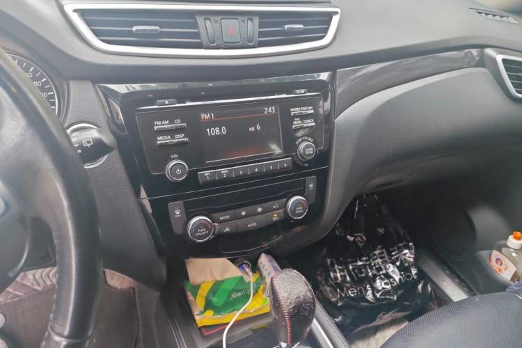 Used Nissan X-Trail 2014 2.5L CVT Luxury Edition 4WD Audio And AC Panel
