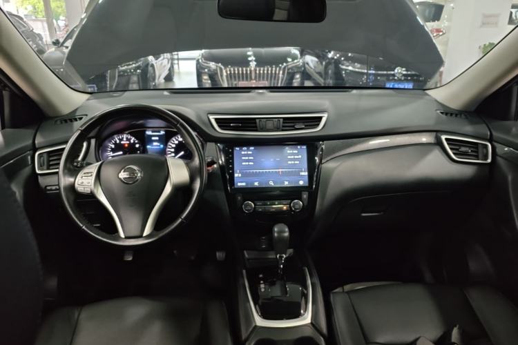 Used Nissan X-Trail 2014 2.5L CVT Leading Edition 4WD Center Console