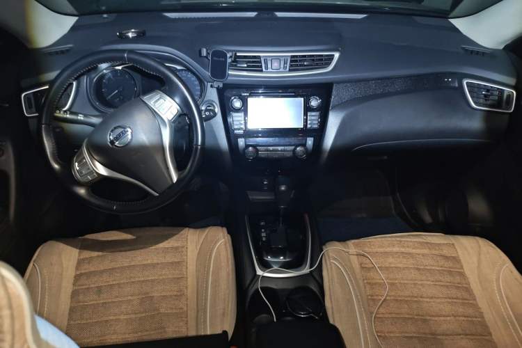 Used Nissan X-Trail 2014 2.5L CVT Luxury Edition 4WD Center Console
