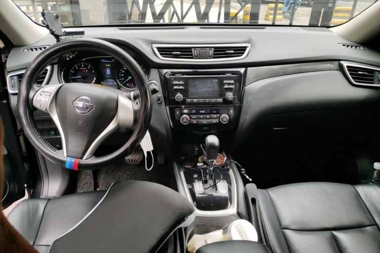 Used Nissan X-Trail 2014 2.5L CVT Leading Edition 4WD Center Console
