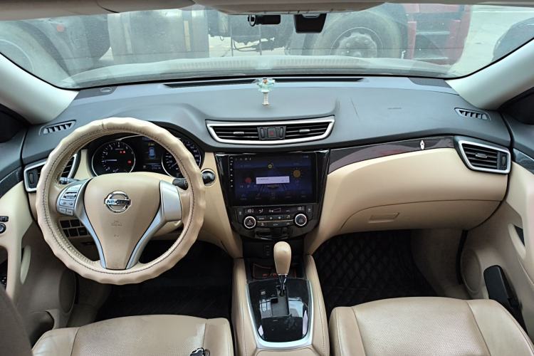 Used Nissan X-Trail 2014 2.5L CVT Leading Edition 4WD Center Console