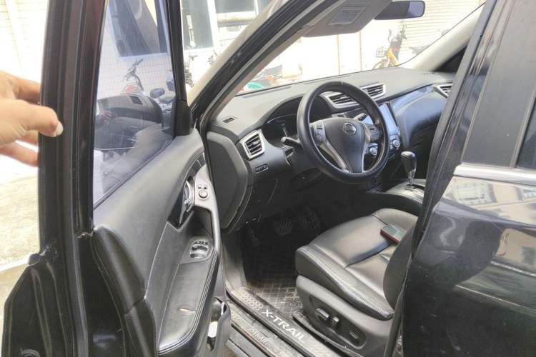 Used Nissan X-Trail 2014 2.5L CVT Leading Edition 4WD Driver Seat