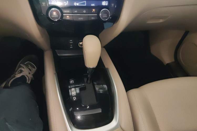 Used Nissan X-Trail 2014 2.0L CVT Comfort Edition 2WD Gear Lever