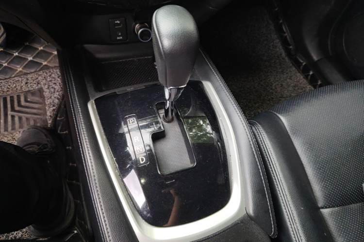 Used Nissan X-Trail 2014 2.5L CVT Luxury Edition 4WD Gear Lever