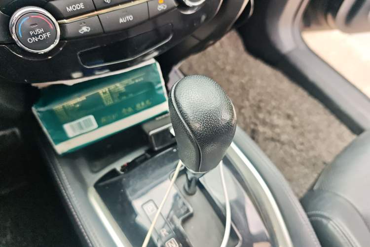 Used Nissan X-Trail 2014 2.0L CVT Comfort Edition 2WD Gear Lever