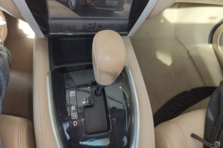 Used Nissan X-Trail 2014 2.0L CVT Comfort Edition 2WD Gear Lever
