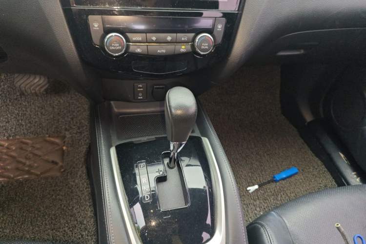 Used Nissan X-Trail 2014 2.0L CVT Smart Edition 2WD Gear Lever