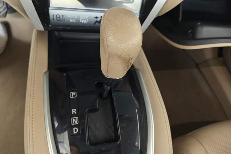 Used Nissan X-Trail 2014 2.0L CVT Comfort Edition 2WD Gear Lever