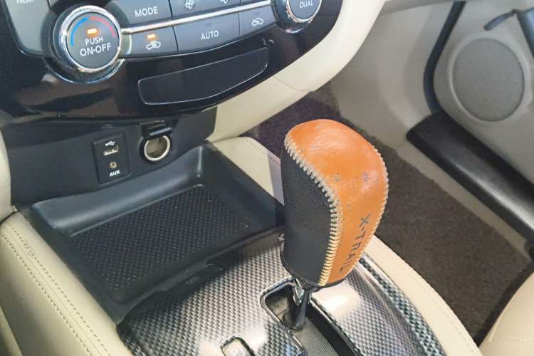 Used Nissan X-Trail 2014 2.0L CVT Comfort Edition 2WD Gear Lever