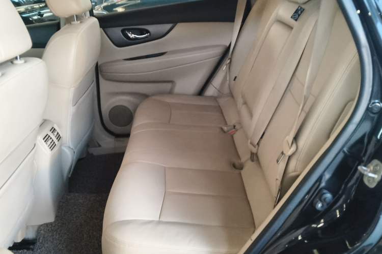 Used Nissan X-Trail 2014 2.0L CVT Comfort Edition 2WD Interior 4