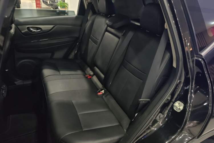 Used Nissan X-Trail 2014 2.5L CVT Leading Edition 4WD Left Rear Seat