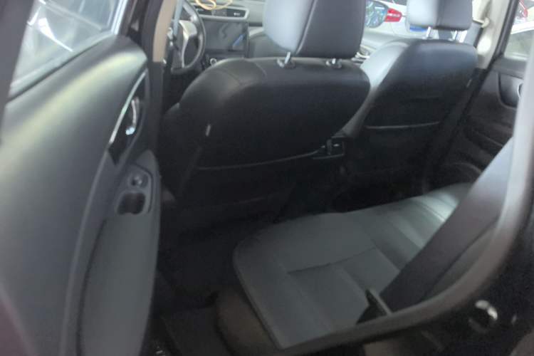 Used Nissan X-Trail 2014 2.5L CVT Leading Edition 4WD Left Rear Seat
