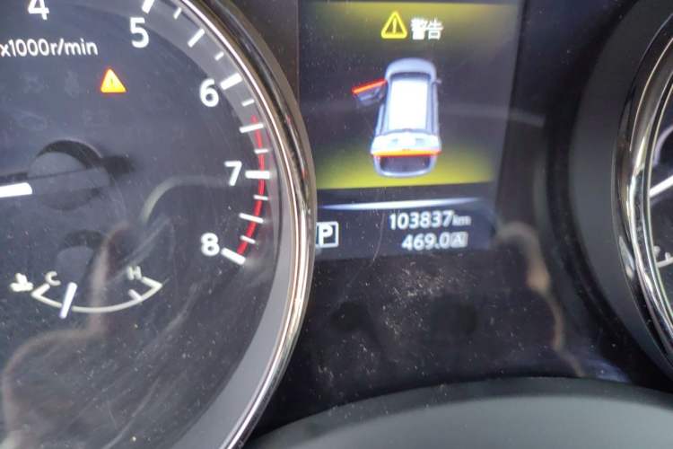Used Nissan X-Trail 2014 2.5L CVT Luxury Edition 4WD Odometer Close Up