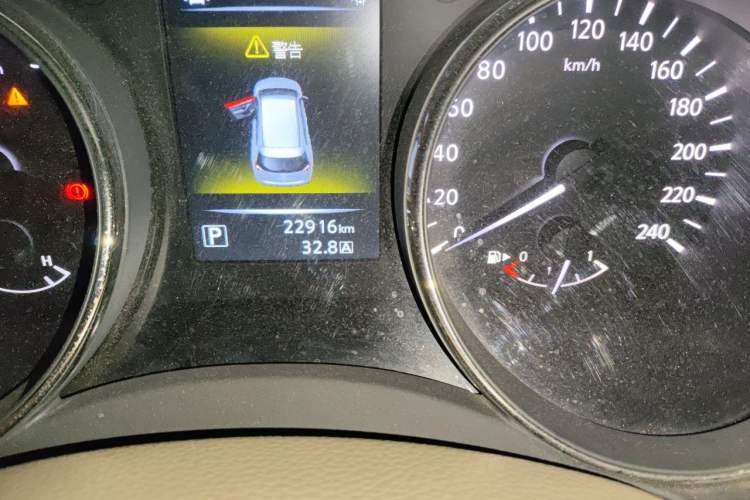 Used Nissan X-Trail 2014 2.5L CVT Luxury Edition 4WD Odometer Close Up