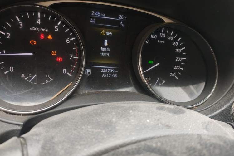 Used Nissan X-Trail 2014 2.5L CVT Luxury Edition 4WD Odometer Close Up