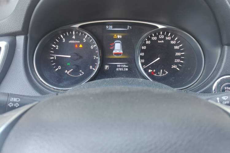 Used Nissan X-Trail 2014 2.0L CVT Smart Edition 2WD Odometer Close Up
