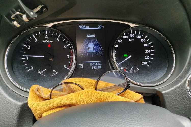 Used Nissan X-Trail 2014 2.5L CVT Leading Edition 4WD Odometer Close Up