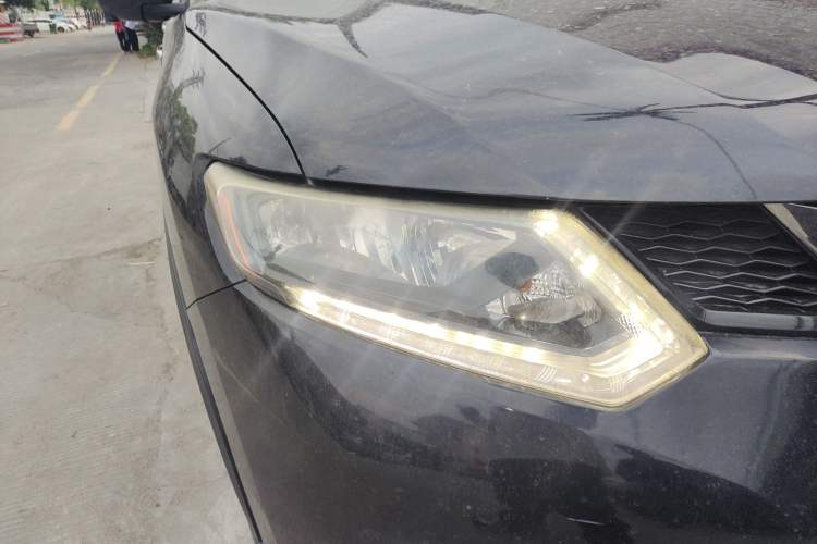 Used Nissan X-Trail 2014 2.5L CVT Luxury Edition 4WD Right Front Headlight