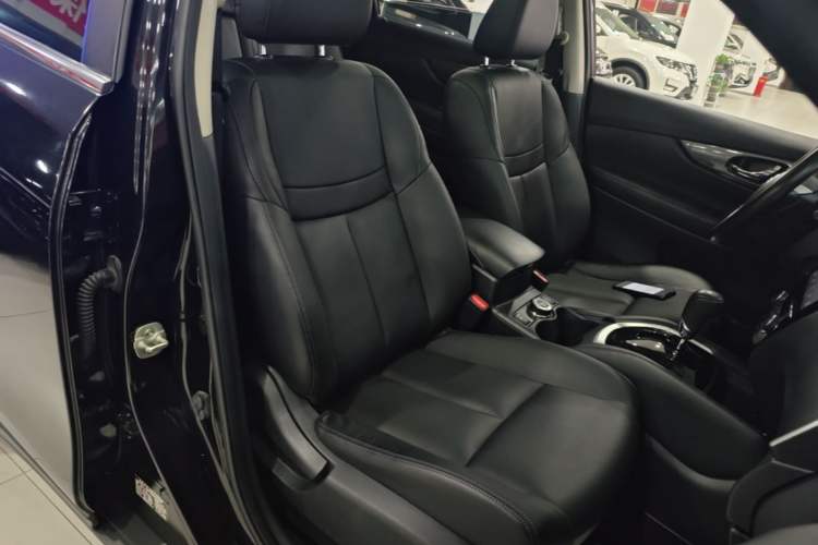 Used Nissan X-Trail 2014 2.5L CVT Leading Edition 4WD Right Front Seat