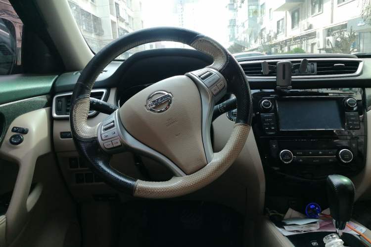 Used Nissan X-Trail 2014 2.5L CVT Luxury Edition 4WD Steering Wheel