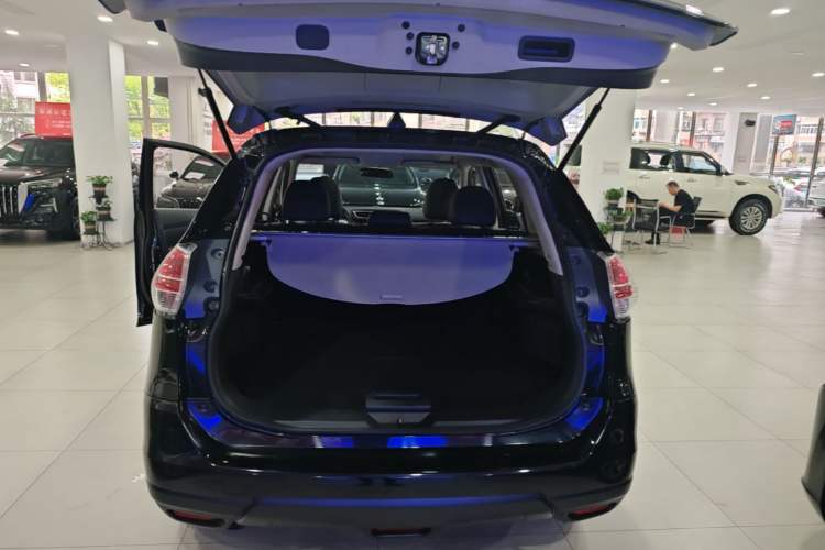 Used Nissan X-Trail 2014 2.5L CVT Leading Edition 4WD Trunk