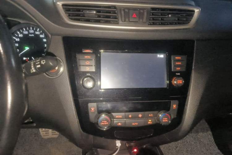 Used Nissan X-Trail 2014 2.0L CVT Smart Edition 2WD Audio And AC Panel